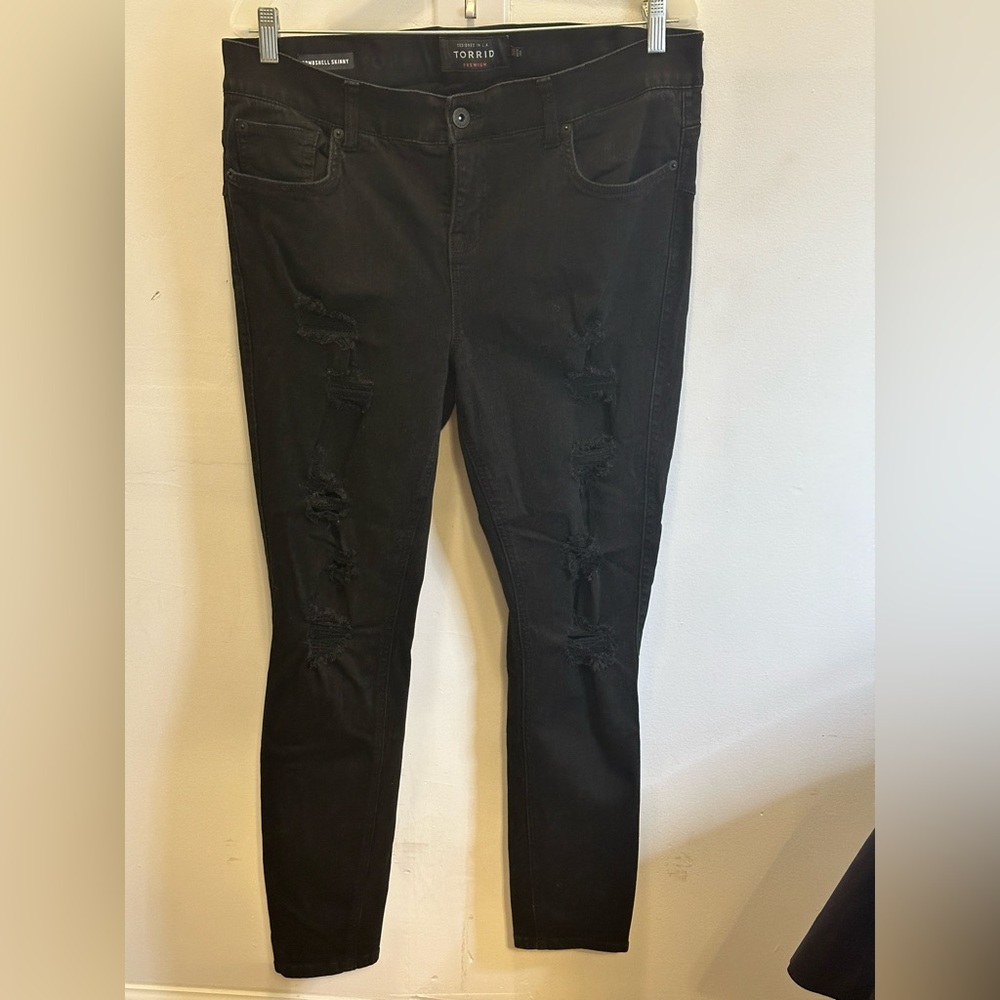 EUC Torrid Blk Bombshell Skinny Premium Stretch High-Rise Destructed Jean sz 16R